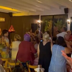 Mihriban Er Instagram - Dün akşam köyümüz Gümüşlük’de Kadın ve Erkek Ne ister adli,interaktif oyunumla,Gümüşlük’ün ,en eğlenceli,en sempatik ve güler yüzlü mekanlarından @socialgumusluk ‘de sahne aldım,Bu güzel mekandaki ilk gecemde,mekanı tıklım tıklım dolduran siz sevgili seyircilerime,arkadaşlarıma ve dostlarıma sonsuuuuuz teşekkür ederim,iyi ki varsınız💋❤️🥰12 Temmuz Cuma akşamı,yine @socialgumusluk ‘de saat 22.00 de sahnede olucam,ahhh kaçırdık diyenler,mekan doluydu kapıdan döndük diyenler,bi daha seyredicez çok eğlendik diyenler,haberiniz olsunnnn🥰🕺🏻💃🏿🎼🎭Yalnız gelmeden önce mutlaka yerlerinizi ayırtın  lütfen.Rezarvasyon:0533 370 80 04 #gümüşlük #kadınerkekneister #interaktif #oyun #gümüşlük #keşfet  @socialgumusluk @bkproduction.com.tr