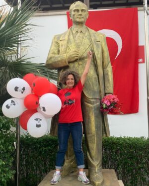 Mihriban Er Instagram - Bugün 23 Nisan
Neşe doluyor insan
Bak süslenmiş dört bir yan
Bugün 23 Nisan 🇹🇷❤️
#23nisanulusalegemenlikveçocukbayramı #mustafakemalatatürk #gümüşlük