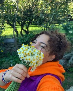Mihriban Er Instagram - Günaydınnnnnn millettttt,bugün ilk CEMRE havaya düşüyoooooo,dağlarına bahar geliyo memleketimin🍀🌸💚💐🥰 #cemre #bahar #bodrum #nergisçiçeği #hayatagülümse