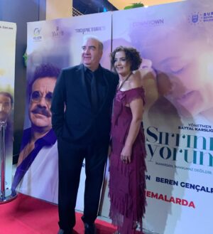 Mihriban Er Instagram - Sırrını Biliyorum filmimizin galası çok güzel geçti,filmimiz 22 mart’da sinemalardaaaaa❤️🎬Gişesi ve alkışı çok olsun🥰 @sirrinibiliyorumfilm @ebruacartalent @bade_media @kahramansivri