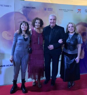 Mihriban Er Instagram - Sırrını Biliyorum filmimizin galası çok güzel geçti,filmimiz 22 mart’da sinemalardaaaaa❤️🎬Gişesi ve alkışı çok olsun🥰 @sirrinibiliyorumfilm @ebruacartalent @bade_media @kahramansivri