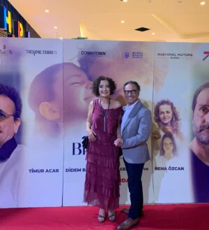 Mihriban Er Instagram - Sırrını Biliyorum filmimizin galası çok güzel geçti,filmimiz 22 mart’da sinemalardaaaaa❤️🎬Gişesi ve alkışı çok olsun🥰 @sirrinibiliyorumfilm @ebruacartalent @bade_media @kahramansivri
