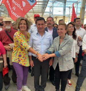 Mihriban Er Instagram - 1 Mayıs İşçi ve Emekçi Bayramımız kutlu olsun🇹🇷❤️🇹🇷❤️ #muğla #işçiveemekçibayramı #muğlabüyükşehirbelediyesi @ahmetarasbodrum @sureyyaonesderici @tamermandalinci