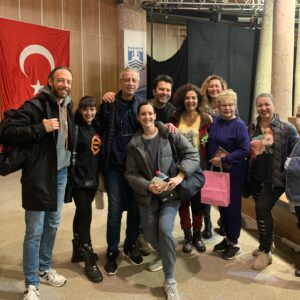 Mihriban Er Instagram - Günaydınnnnnn bizden size sevgili arkadaşlarımmmm🥰💜☕️Ayşe Kulin’in eseri VEDA tiyatro sahnesinde…Başta çok kıymetli ve çok sevdiğim Nevra Serezli’yi sahnede seyretmek benim gibi,salonu tıklım tıklım dolduran seyirciler için büyük mutluluktu,hepimiz hayranlıkla seyrettik canım Nevra ablamı❤️iyi ki varsın canım Nevra ablacım❤️Canım arkadaşlarım Aziz Sarvan ve Fatih Gülnar harikaydınız,bütün ekip şahaneydi❤️Dekor,kostüm herşey mükemmeldi,hepinizin emeğine sağlık,daima alkışınız çook olsun @vedatiyatrokare .#tiyatro #tiyatroiyidir #veda #ayşekulin @nevraserezli @aziz.sarvan @vedatiyatrokare @fatih__gulnar @umityogabodrum @duyqusarnic