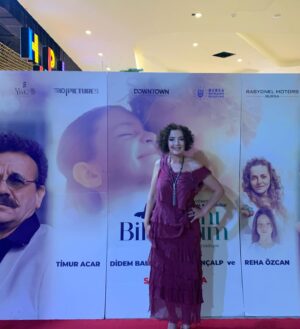 Mihriban Er Instagram - Sırrını Biliyorum filmimizin galası çok güzel geçti,filmimiz 22 mart’da sinemalardaaaaa❤️🎬Gişesi ve alkışı çok olsun🥰 @sirrinibiliyorumfilm @ebruacartalent @bade_media @kahramansivri