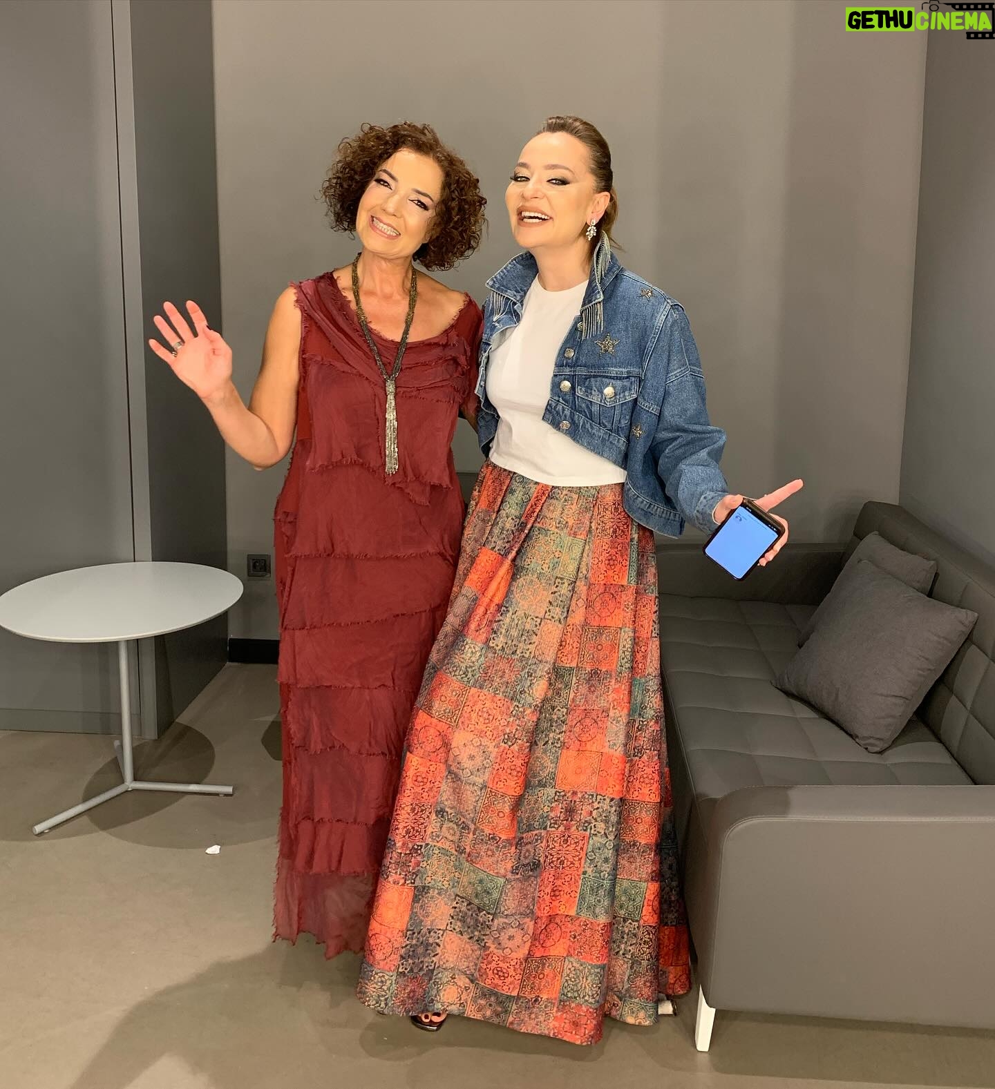 Mihriban Er - 725 Likes - Sırrını Biliyorum filmimizin galası çok güzel geçti,filmimiz 22 mart’da sinemalardaaaaa❤️🎬Gişesi ve alkışı çok olsun🥰 @sirrinibiliyorumfilm @ebruacartalent @bade_media @kahramansivri