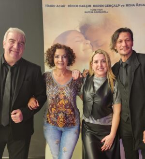 Mihriban Er Instagram - Sırrını Biliyorum filmimizin galası çok güzel geçti,filmimiz 22 mart’da sinemalardaaaaa❤️🎬Gişesi ve alkışı çok olsun🥰 @sirrinibiliyorumfilm @ebruacartalent @bade_media @kahramansivri