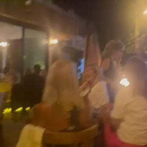 Mihriban Er Instagram - Dün akşam köyümüz Gümüşlük’de Kadın ve Erkek Ne ister adli,interaktif oyunumla,Gümüşlük’ün ,en eğlenceli,en sempatik ve güler yüzlü mekanlarından @socialgumusluk ‘de sahne aldım,Bu güzel mekandaki ilk gecemde,mekanı tıklım tıklım dolduran siz sevgili seyircilerime,arkadaşlarıma ve dostlarıma sonsuuuuuz teşekkür ederim,iyi ki varsınız💋❤️🥰12 Temmuz Cuma akşamı,yine @socialgumusluk ‘de saat 22.00 de sahnede olucam,ahhh kaçırdık diyenler,mekan doluydu kapıdan döndük diyenler,bi daha seyredicez çok eğlendik diyenler,haberiniz olsunnnn🥰🕺🏻💃🏿🎼🎭Yalnız gelmeden önce mutlaka yerlerinizi ayırtın  lütfen.Rezarvasyon:0533 370 80 04 #gümüşlük #kadınerkekneister #interaktif #oyun #gümüşlük #keşfet  @socialgumusluk @bkproduction.com.tr