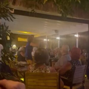 Mihriban Er Instagram - Dün akşam köyümüz Gümüşlük’de Kadın ve Erkek Ne ister adli,interaktif oyunumla,Gümüşlük’ün ,en eğlenceli,en sempatik ve güler yüzlü mekanlarından @socialgumusluk ‘de sahne aldım,Bu güzel mekandaki ilk gecemde,mekanı tıklım tıklım dolduran siz sevgili seyircilerime,arkadaşlarıma ve dostlarıma sonsuuuuuz teşekkür ederim,iyi ki varsınız💋❤️🥰12 Temmuz Cuma akşamı,yine @socialgumusluk ‘de saat 22.00 de sahnede olucam,ahhh kaçırdık diyenler,mekan doluydu kapıdan döndük diyenler,bi daha seyredicez çok eğlendik diyenler,haberiniz olsunnnn🥰🕺🏻💃🏿🎼🎭Yalnız gelmeden önce mutlaka yerlerinizi ayırtın  lütfen.Rezarvasyon:0533 370 80 04 #gümüşlük #kadınerkekneister #interaktif #oyun #gümüşlük #keşfet  @socialgumusluk @bkproduction.com.tr