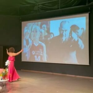 Mihriban Er Instagram - 8 Mart Dünya Emekçi Kadınlar Gününe özel Kadın Ne İster adlı interaktif gösterimle,Bodrum’da Şehir Tiyatromuzda,siz birbirinden değerli seyircilerimizle olmak çok güzeldi,sizlerinde oyuna katılmanızla coştuk da coştuk,kadın,erkek beraber güzeliz,güçlüyüz❤️Sizleri çok seviyorummmmmö💜💙❤️İyi ki varsınız💚 #8martdünyaemekçikadınlargünükutluolsun #8mart #kadınneister #kadınkadınınyurdudur #kadınkadınıngücüdür #berabergüzeliz #bodrum #nurolkültürmerkezi  @bodrumsehirtiyatrosu @tamermandalinci