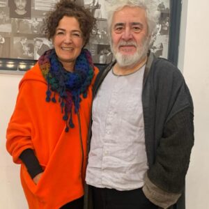 Mihriban Er Instagram - Daima çok sevdiğim,saygı duyduğum kıymetli Uğur Yücel,Neyzen Tevfik’in hayatını oynadığı HİÇ adlı oyunla,Bodrum Şehir Tiyatromuzun sahnesini onurlandırdı,oyun şahane,oyuncu şahane ve seyirci şahaneydi🥰👏🏻👏🏻👏🏻🎭❤️Emeklerine sağlık sevgili Uğur Yücel,alkışın daima çok çookkk olsunnnn👏🏻👏🏻👏🏻🌹🎭 #hiç #neyzentevfik #tiyatro #tiyatrobuluştururkavuştururiyleştirir #tiyatroiyidir #bodrum #nurolkültürmerkezi @uguryucel__official  @sunaaksen @aytul62 @dilekylz #kuzguncuk