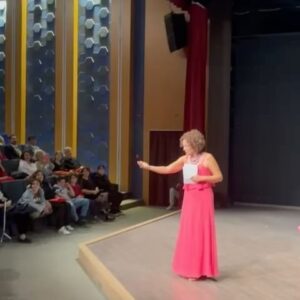 Mihriban Er Instagram - 8 Mart Dünya Emekçi Kadınlar Gününe özel Kadın Ne İster adlı interaktif gösterimle,Bodrum’da Şehir Tiyatromuzda,siz birbirinden değerli seyircilerimizle olmak çok güzeldi,sizlerinde oyuna katılmanızla coştuk da coştuk,kadın,erkek beraber güzeliz,güçlüyüz❤️Sizleri çok seviyorummmmmö💜💙❤️İyi ki varsınız💚 #8martdünyaemekçikadınlargünükutluolsun #8mart #kadınneister #kadınkadınınyurdudur #kadınkadınıngücüdür #berabergüzeliz #bodrum #nurolkültürmerkezi  @bodrumsehirtiyatrosu @tamermandalinci