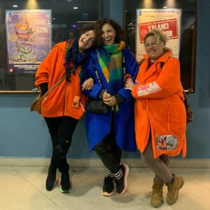 Mihriban Er Instagram - Daima çok sevdiğim,saygı duyduğum kıymetli Uğur Yücel,Neyzen Tevfik’in hayatını oynadığı HİÇ adlı oyunla,Bodrum Şehir Tiyatromuzun sahnesini onurlandırdı,oyun şahane,oyuncu şahane ve seyirci şahaneydi🥰👏🏻👏🏻👏🏻🎭❤️Emeklerine sağlık sevgili Uğur Yücel,alkışın daima çok çookkk olsunnnn👏🏻👏🏻👏🏻🌹🎭 #hiç #neyzentevfik #tiyatro #tiyatrobuluştururkavuştururiyleştirir #tiyatroiyidir #bodrum #nurolkültürmerkezi @uguryucel__official  @sunaaksen @aytul62 @dilekylz #kuzguncuk