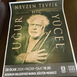 Mihriban Er Instagram - Daima çok sevdiğim,saygı duyduğum kıymetli Uğur Yücel,Neyzen Tevfik’in hayatını oynadığı HİÇ adlı oyunla,Bodrum Şehir Tiyatromuzun sahnesini onurlandırdı,oyun şahane,oyuncu şahane ve seyirci şahaneydi🥰👏🏻👏🏻👏🏻🎭❤️Emeklerine sağlık sevgili Uğur Yücel,alkışın daima çok çookkk olsunnnn👏🏻👏🏻👏🏻🌹🎭 #hiç #neyzentevfik #tiyatro #tiyatrobuluştururkavuştururiyleştirir #tiyatroiyidir #bodrum #nurolkültürmerkezi @uguryucel__official  @sunaaksen @aytul62 @dilekylz #kuzguncuk