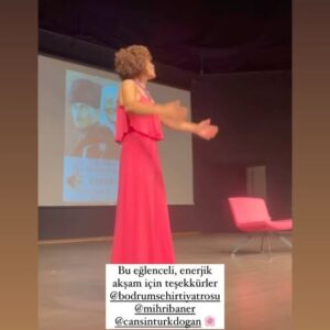 Mihriban Er Instagram - 8 Mart Dünya Emekçi Kadınlar Gününe özel Kadın Ne İster adlı interaktif gösterimle,Bodrum’da Şehir Tiyatromuzda,siz birbirinden değerli seyircilerimizle olmak çok güzeldi,sizlerinde oyuna katılmanızla coştuk da coştuk,kadın,erkek beraber güzeliz,güçlüyüz❤️Sizleri çok seviyorummmmmö💜💙❤️İyi ki varsınız💚 #8martdünyaemekçikadınlargünükutluolsun #8mart #kadınneister #kadınkadınınyurdudur #kadınkadınıngücüdür #berabergüzeliz #bodrum #nurolkültürmerkezi  @bodrumsehirtiyatrosu @tamermandalinci