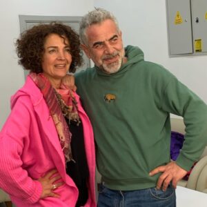 Mihriban Er Instagram - Dün akşam Bodrum Belediyesi Şehir Tiyatromuza konuk oyun olarak,değerli oyuncu,meslektaşım @yurdaerokur ,Çok sevdiğim şair Nazım Hikmet’in şiir ve mektuplarından derlediği,destansı yaşamını,kah coşkuyla,kah hüzünle,kah umutla öyle muhteşem oynadı ki👏🏻👏🏻👏🏻🌹🎭Emeklerine,sanatına ve o güzel kalbine sağlık,alkışın daim olsun değerli arkadaşım👏🏻👏🏻👏🏻💐❤️ #nazımhikmet #ran #tiyatro #tiyatrobuluşturur #bodrum #nurolkültürmerkezi  @yurdaerokur @entropisahne
