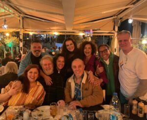 Mihriban Er Instagram - Müthiş bi buluşma olduuuu,sarıp sarmalandık ne güzel,iyi ki varız a dostlar💙Bodrum’un efsane barı Mavi’nin 40.yaşında buluştuk,müthiş bi gece oldu,nice nice yıllar Maviiiiiii💙 #mavibar #bodrum #dostlar  @nihandurukan @necmiyapici @ertugrul_con @gokhansesen @aycainci @burhansesen @gizemdumansesen @grupgundogarken @tanjueksek