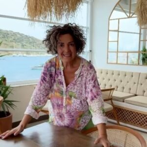 Mihriban Er Instagram - Selam sevgili arkadaşlarımmmm,27 Nisan Cumartesi akşamı saat 21.00 de ,Gümüşlük’ün en güzel mekanlarından @teras.gumusluk ‘de ,Kadın❤️Erkek ne ister adlı interaktif gösterimle sahnede olucam,gelin hep beraber,eğlenelim,gülelim,şarkılar söyleyelim ve dans edelim🥰kimler geliyoooooo,elleri görelimmmm🕺🏻💃🏿 Rezarvasyon tel:0549 103 23 23 #gümüşlük #interaktif #interaktifgösteri #kadınerkekneister #keşfet #keşfetteyim @teras.gumusluk