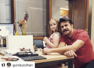 Mihrimah Cankur Instagram - #Repost @gunduzcihan with @get_repost
・・・
Evetttt !  bugün  şirketteki ofisimin  misafiri Mihrimah Sultan 🌼🦉🎭🎨 #limonfilm #generalartdirector #and #little #actress #mihrimahcankur #avlumihrimah  #cihangündüz #avlu #avluyağız #dizi #startv #demetevgar #art #sanat #mihrimahsultan👑