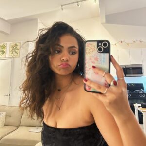 Miia Harris Instagram - blurry mirror selfies ft. my absolute claw of a hand

also, happy end of strike! prepare to see a lot more claws in the near future ;)