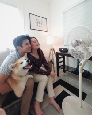 Mika Dela Cruz Instagram - it seems like it’s not just us enjoying our new fan from @asahiappliancesph, may isang sumingit na init na init na akita puppy eh 😍🤎🙌🏻🐶🍃