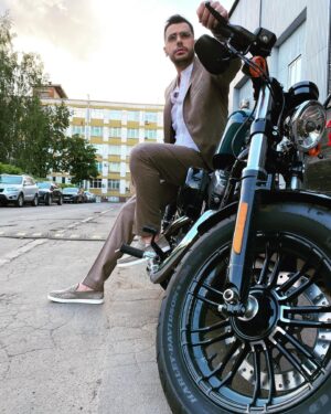 Mikael Aramyan Instagram - Бэкстэйдж со съемок) 

Total look: @cashmereandsilk
