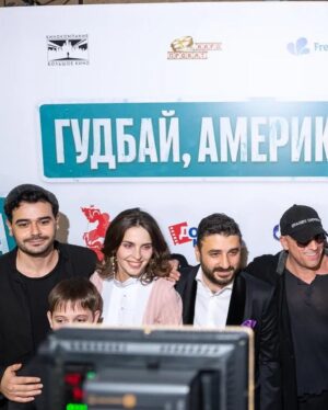 Mikael Aramyan Instagram - Вот и состоялась премьера «Гудбай, Америка». Искренне советую всем сходить на него! С 8 октября во всех открытых кинотеатрах. 
Фильм очень добрый, тёплый, смешной и грустный! Я очень рад, что стал частью такого кино. Сходите, посмотрите. Очень нужный фильм в это сложное и тяжелое время. Мы все отвлеклись и получили большое удовольствие. Спасибо, @sarik_andreasyan и невероятно крутому актёрскому составу! #гудбайамерика