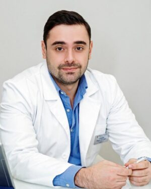 Mikael Aramyan Instagram - Сегодня день рождения у моего дорогого и обожаемого братика @dr.aramyan !!! Тебе исполняется 33 года, 28 из которых мы вместе!) Сказать люблю - не сказать ничего! Спасибо, что окружаешь меня заботой и опекой (в меру) всю мою жизнь! Спасибо, что рядом с тобой я всё ещё чувствую себя младшим братом!😊😘 Всегда оберегал, защищал, брал вину на себя, когда я что-то дома ломал (постоянно). 
Горжусь тем, каким ты стал! Продолжай быть счастливым! 

Папа @ashotaramian , у тебя сегодня тоже день рождения! Можно было бы много написать о тебе, но, пожалуй, буду краток) Спасибо за всё! Мы тебя очень любим!😘