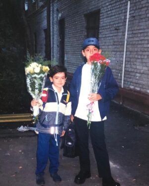 Mikael Aramyan Instagram - 1999 год. Вот и моё первое «Первое сентября»! Модный красавчик-ушастик в гриндерсах – @dr.aramyan )  Классное время! 
Помню, как боишься школы в самом начале, как становится интересно, когда находишь друзей, как ненавидишь вставать в 7:30, как боишься принести дневник с плохой оценкой или замечанием, как появляются любимые и нелюбимые предметы и учителя (часто взаимосвязано). 
Отношение к школе меняется в течение всех 10 лет обучения. Но, однозначно, это были счастливые годы, подарившие мне лучших друзей! Школа - классный период формирования личности! Любите это время, потом будете скучать!) 😉 
С праздником, школяры и родители!) 

P.S. На втором фото моя первая классная руководительница Татьяна Владимировна.
