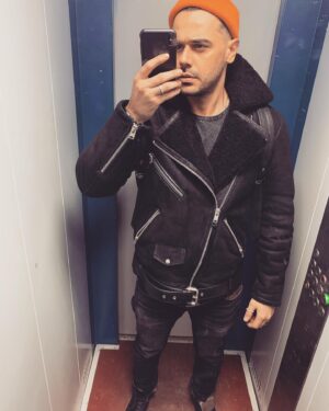 Mikael Aramyan Instagram - Надо реанимировать инстаграм. Других фоток нет, но будут. 
Обязательный вопрос, для повышения активности поста: А вы бы помыли зеркало в лифте ради фотографии в инсту?