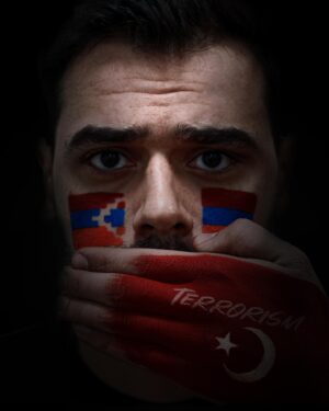 Mikael Aramyan Instagram - Ожесточённая война длится на протяжении 44 дней, но для нас время остановилось. Слишком много молодых, ярких ребят погибло, защищая свой дом. 

В 04:00 утра 27-ого сентября Азербайджан начал полномасштабное заранее запланированное наступление на Арцах (Нагорный Карабах). В первый же день были задействованы ракетные войска, сухопутные силы и даже военно-воздушные силы.

Далее Россия, США и Франция ОФИЦИАЛЬНО подтвердили информацию о переброске наемников из различных террористических организаций в Азербайджан для участия в боевых действиях в Нагорном Карабахе, подчеркнув, что их переброска из Сирии и Ливии была осуществлена Турцией.

Мишенью Азербайджана и Турции являются, преимущественно, гражданские объекты – церкви, мечети, дома, детские сады, школы, больницы, роддомы, дома культуры. 

Происходящее сейчас в Арцахе – это не «карабахский конфликт», и не война между Арцахом и Азербайджаном, и не, уж точно, не проблема территориальной целостности Азербайджана. Это второй геноцид армян. Это чистой воды терроризм. Это амбиции Эрдогана стать региональным большим игроком. 

Призываем ЕС и НАТО использовать все рычаги, чтобы надавить на Турцию. Да, мы желаем сиюминутного окончания войны, но в то же время у нас достаточно духа, мощи и терпения, чтобы достойно выстоять в борьбе за свое право жить мирной жизнью, сохранив свою идентичность и свою культуру. 

Террористы являются угрозой для всего человечества. 

Я призываю тебя остановить войну, остановив Эрдогана. Признай меня, признав Арцах. Я - Арцах. Я - Франция. Я - Вена. Я - Украина. Я - Армения. Я - Россия. Я - Израиль. Я - Иран. Я - Греция. Я - Сирия.
.
Не оставайтесь в стороне! Высказывайтесь! Проявите свою позицию! 
.
.
#RecognizeArtsakh  #WarCrimes #StopAzerbaijaniAggression
#StopErdogan

Организаторы фото-проекта Тика Тонаканян @tikairon и Бавакан Апицарян @bav__e
