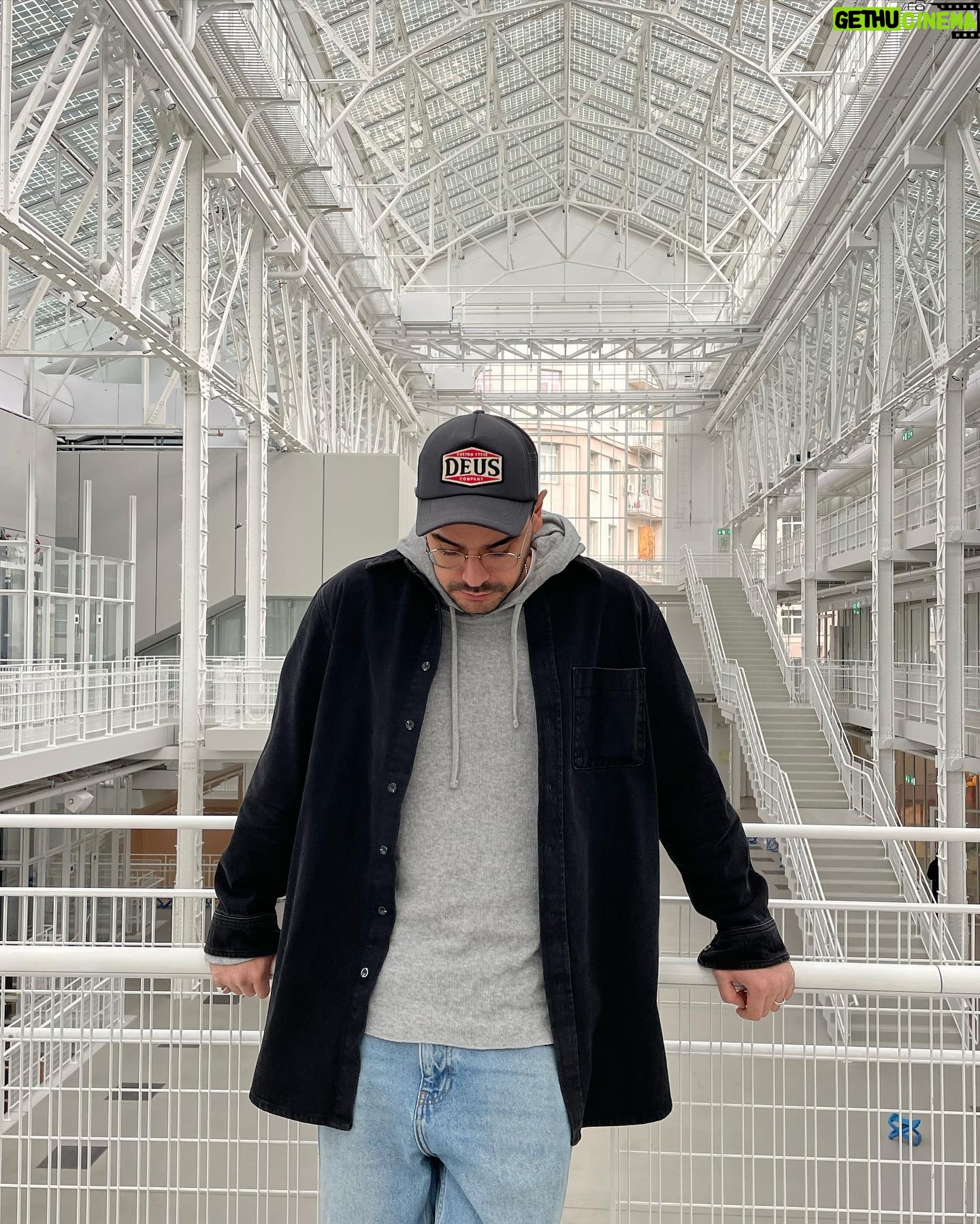 Mikael Aramyan - 2.7K Likes - ГЭС-2
Ранее - электростанция и трамвайная станция, ныне культурный центр и музей современного искусства.
Очень необычное арт пространство, чем-то напоминающее «лимб»))
Прекрасная локация для различного вида съемок. Рекомендую сходить)
Книга Копполы «Живое кино» будет интересна не только людям из киноиндустрии, но и просто интересующимся. Написана легко и читается одним махом, если вы любитель кино и Копполы, в частности.