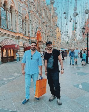 Mikael Aramyan Instagram - Не понимаю, куда люди стремятся улететь из Москвы летом? 
На мой взгляд, именно летом она красива и притягательна, как никогда. С апреля по сентябрь - красота и блаженство! А вот ноябрь, к слову, тот ещё гад. 

Эль Брато @dr.aramyan