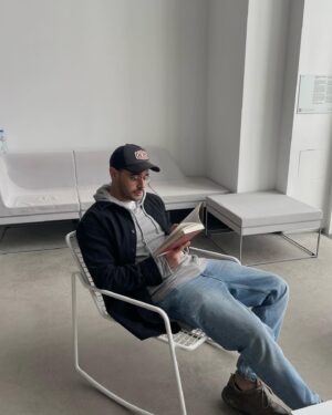Mikael Aramyan Instagram - ГЭС-2 

Ранее - электростанция и трамвайная станция, ныне культурный центр и музей современного искусства. 

Очень необычное арт пространство, чем-то напоминающее «лимб»)) 

Прекрасная локация для различного вида съемок. Рекомендую сходить) 

Книга Копполы «Живое кино» будет интересна не только людям из киноиндустрии, но и просто интересующимся. Написана легко и читается одним махом, если вы любитель кино и Копполы, в частности.
