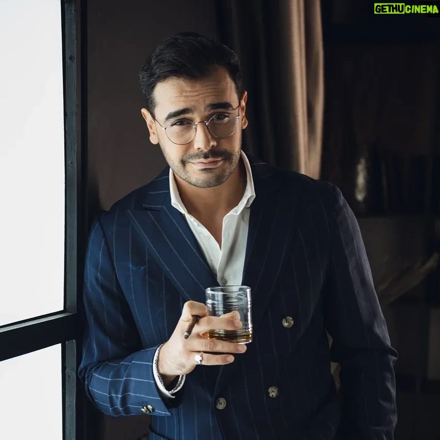 Mikael Aramyan - 4.2K Likes - Примерно так вчера смотрели на блогеров люди, чья жизнь и доход не зависят от социальных сетей))