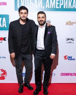 Mikael Aramyan Instagram - Вот и состоялась премьера «Гудбай, Америка». Искренне советую всем сходить на него! С 8 октября во всех открытых кинотеатрах. 
Фильм очень добрый, тёплый, смешной и грустный! Я очень рад, что стал частью такого кино. Сходите, посмотрите. Очень нужный фильм в это сложное и тяжелое время. Мы все отвлеклись и получили большое удовольствие. Спасибо, @sarik_andreasyan и невероятно крутому актёрскому составу! #гудбайамерика