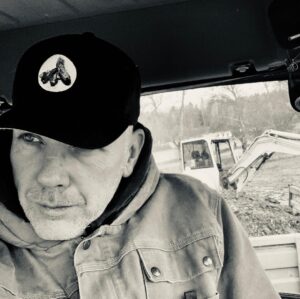 Mikael Persbrandt Instagram - Traktorn o grävskopan o maskinisten o jag bygger ligghall till sanna, o de e inte så roligt som det låter i regnet men bra uppladdning för #deninbilladesjukemaxim i kväll👻