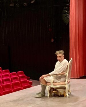 Mikael Persbrandt Instagram - Don’t worry, it’s not as bad as it seems. He is just the worlds greatest actor⭐️. Here in the play “The Hypochondriac” by Moliére @maximteaternstockholm 
#actor #maximteatern #molière #play #mikaelpersbrandt