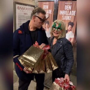 Mikael Persbrandt Instagram - Maxims teaterchefer önskar er alla en god jul. 
Merry Christmas! 
#maximteatern #deninbilladesjukeokt2018 #godjul #mikaelpersbrandt