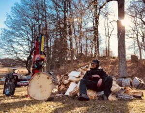 Mikael Persbrandt Instagram - Jag o motorsågen o klyven o våren. Me and the chainsaw and the klyv and the spring haha. #workhardsleephard