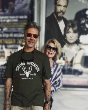 Mikael Persbrandt Instagram - Glad midsommar önskar Maxims teaterchefer Micke och Agneta. I höst kommer Micke spela både Dödsdansen och Den inbillade sjuke på @maximteaternstockholm  det blir även en Sverigeturné. 
Biljetter och spelschema hittar du på maximteatern.com
#maximteatern #midsommar #sommarlov

Foto @helene.vs/Maximteatern