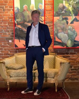 Mikael Persbrandt Instagram - Idag har Mikael haft vernissage på 
Galleri Nygaten i Bergen. Både målningar och litografier ställdes ut och intresset var stort. Missa inte att besöka sett detta unika galleri som är Norges största, Mikaels verk finns för visning fram till 5 juni. .
#vernissage #konst #litografi #bergen #norway
Foto: @helene.vs