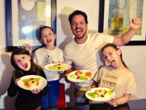 Mike Biaggio Instagram - Nos divertimos mucho participando como familia en esta iniciativa de NESTLÉ @nxnsmexico #nestleporniñossaludables además aprendimos mucho de cómo alimentarnos bien, para así poder crecer san@s y fuertes! Los invito a que ustedes con sus familia se unan y participen realizando recetas que @nxnsmexico tiene para nosotros y nos etiqueten para participar en el libro que están haciendo de recetas... se van a divertir #healthierkids