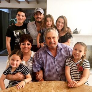 Mike Biaggio Instagram - Felicidades a los abuelos de todos! Gracias! 
.
.
@yosoygloriasierra 
@gibranolivares