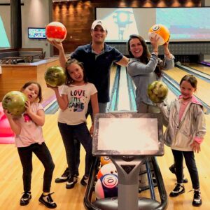 Mike Biaggio Instagram - BOWLING!!! CON MIS GRANDES AMORES!!!!!
.
@yosoygloriasierra