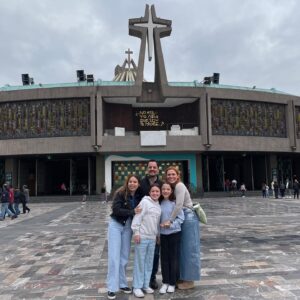 Mike Biaggio Instagram - Que nos vámonos a la basílica a dar gracias y celebrar nuestro aniversario de casados numero 15!
. 
@yosoygloriasierra 
@eugeniaolivarest 
@julietaolivarest 
@victoriaolivarest