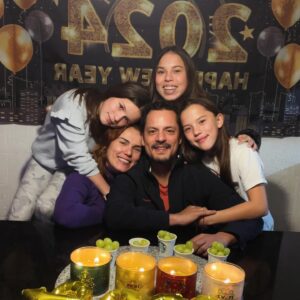 Mike Biaggio Instagram - FELIZ 2024!!! Mis mejores deseos llenos de momentos felices, logros, alegrías, amor, salud. 
Gracias, gracias, gracias!!!