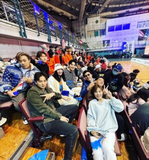 Mike He Instagram - 第一次來看第四季就是總冠軍戰，戴著MVP鑽戒希望帶來好運🤣🤣🤣 #藍隊加油團#挺錢姐 #全明星運動會第四季 #總冠軍賽 @allstarsportsday