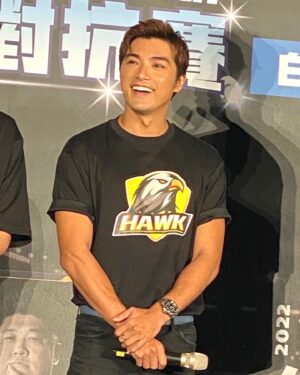 Mike He Instagram - https://www.facebook.com/khamfans/photos/a.125212720837618/8670568609635277
《Champion Star星光籃球對抗賽》10/15小巨蛋開戰！
集結演藝圈與職籃的夢幻陣容，最精彩最熱血的對決🔥
9/7(三)中午12點啟售🏀 連結
✧✧✧✧
參賽陣容，現正公開！
🦅星光『黑鷹』：
教練：錢薇娟｜隊長：賀軍翔
隊員：陳俊男、張傑程、楊敬敏、蔡承祐、金雲
張庭瑚、李愷諺、王品澔、哈孝遠
 
🦈星光『白鯊』：
教練：鄭志龍｜隊長：田壘
隊員：陳昊森、朱俊翰、傅孟柏、林俊吉、唐志中
簡浩、鄭人碩、李國毅、王陽明
💗表演嘉賓：樂天女孩、Formosa Sexy
✧✧✧✧
演藝明星、黃金世代球星
和HBL閃亮新世代的夢幻陣容
9/7(三)中午12點閃耀開賣⭐️ 連結
✧✧✧✧
演出日期：2022年10月15日 (六) ｜下午 17:00
演出地點：台北小巨蛋 (台北市松山區南京東路四段2號)
演出票價：$VVIP3000/2600/2200/1600/1200/600
開賣時間：2022年9月7日(三)｜中午 12:00
購票請洽：寬宏售票系統、全國萊爾富、OK便利商店