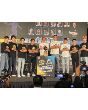 Mike He Instagram - https://www.facebook.com/khamfans/photos/a.125212720837618/8670568609635277
《Champion Star星光籃球對抗賽》10/15小巨蛋開戰！
集結演藝圈與職籃的夢幻陣容，最精彩最熱血的對決🔥
9/7(三)中午12點啟售🏀 連結
✧✧✧✧
參賽陣容，現正公開！
🦅星光『黑鷹』：
教練：錢薇娟｜隊長：賀軍翔
隊員：陳俊男、張傑程、楊敬敏、蔡承祐、金雲
張庭瑚、李愷諺、王品澔、哈孝遠
 
🦈星光『白鯊』：
教練：鄭志龍｜隊長：田壘
隊員：陳昊森、朱俊翰、傅孟柏、林俊吉、唐志中
簡浩、鄭人碩、李國毅、王陽明
💗表演嘉賓：樂天女孩、Formosa Sexy
✧✧✧✧
演藝明星、黃金世代球星
和HBL閃亮新世代的夢幻陣容
9/7(三)中午12點閃耀開賣⭐️ 連結
✧✧✧✧
演出日期：2022年10月15日 (六) ｜下午 17:00
演出地點：台北小巨蛋 (台北市松山區南京東路四段2號)
演出票價：$VVIP3000/2600/2200/1600/1200/600
開賣時間：2022年9月7日(三)｜中午 12:00
購票請洽：寬宏售票系統、全國萊爾富、OK便利商店